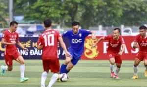 đá thòng trung vệ